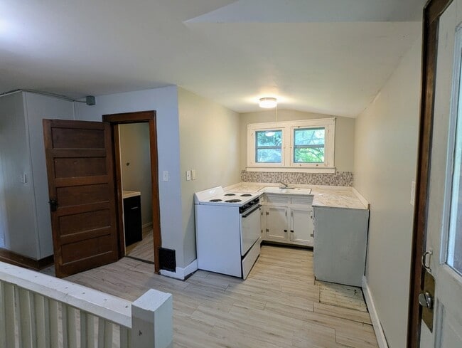 Building Photo - 818 Woodbine Ave