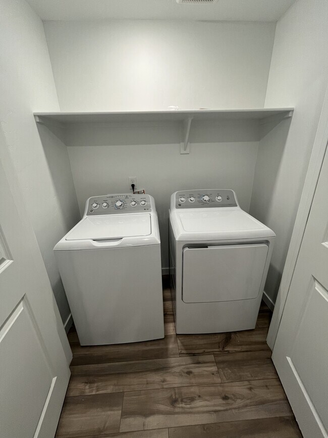 Building Photo - 307 Avalena Ave