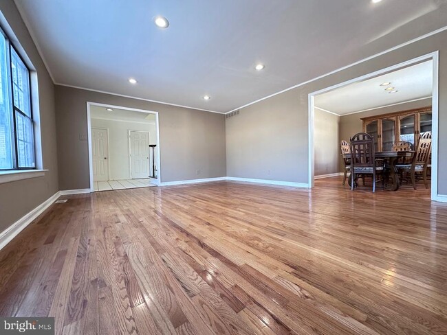 Building Photo - 2 W High Ridge Rd