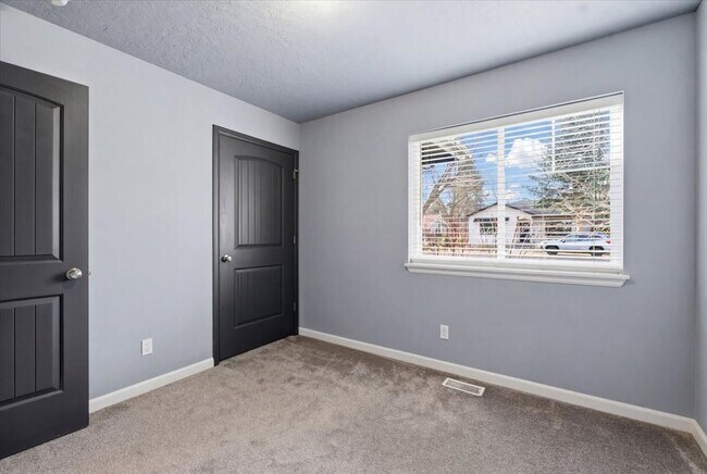 Building Photo - 3 Bedroom, 2 Bath, with 2 Car Garage Located on the Central Bench Rim