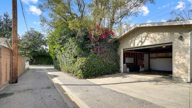 Building Photo - FALL IN LOVE with Ranch Style Living!