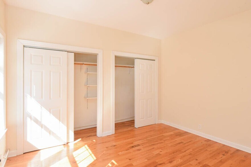 Building Photo - 1240 Oak Ave