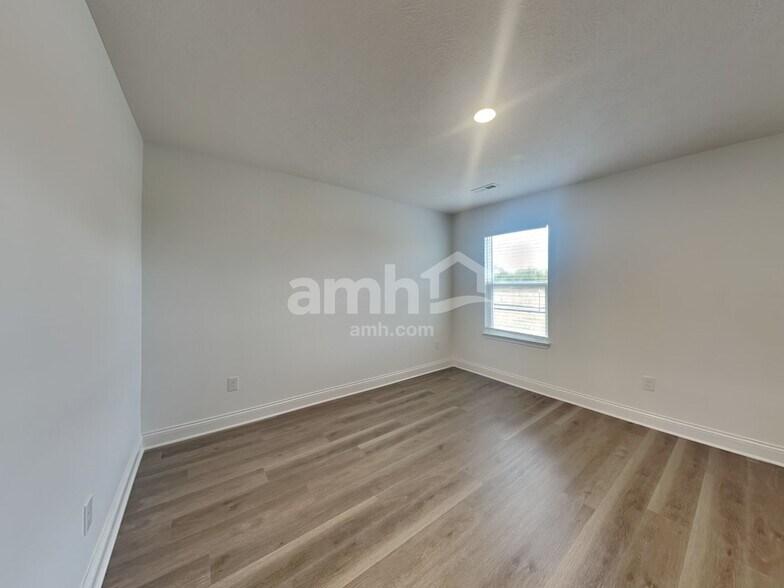 Building Photo - 9139 Henley Ave