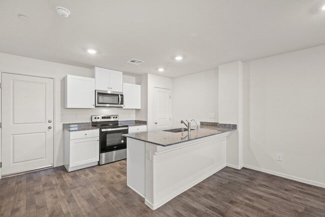 Building Photo - Modern 3 Bedroom Town House near Exploration Peak Park