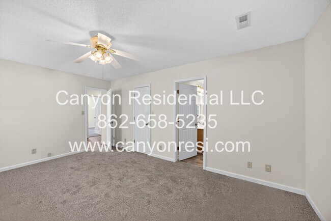 Building Photo - 2035 Ardmore Village Ln