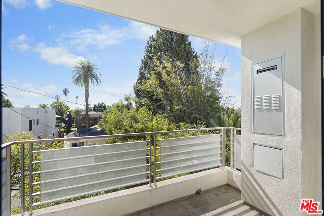 Building Photo - 5030 Rosewood Ave