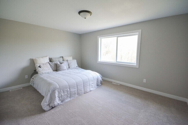 Building Photo - Bright & modern main floor living in newer home!