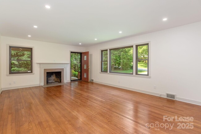 Building Photo - 10 S Oak Forest Dr