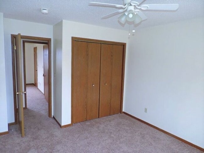 Building Photo - $1425 | 2 Bedroom + Den, 2.5 Bathroom TOWN...