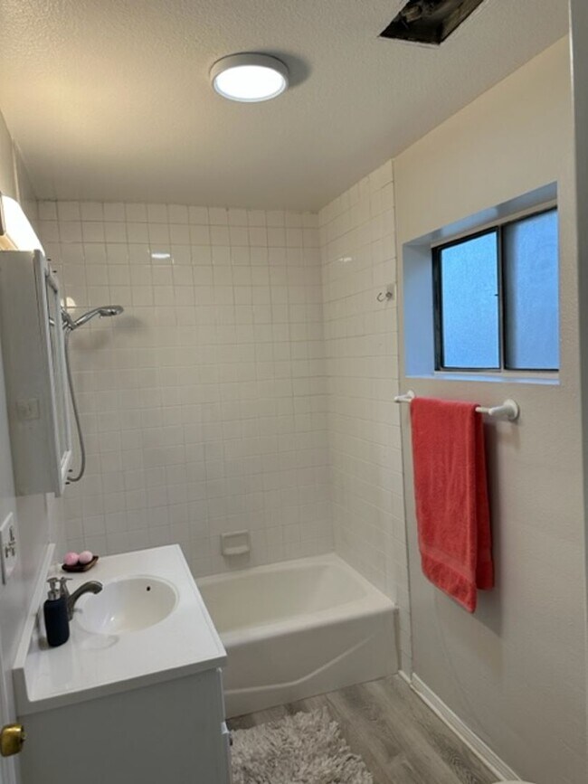 Building Photo - 2+1 Bungalow Cottage-  central a/c, carport, patio, washer/dryer hookups, pet friendly