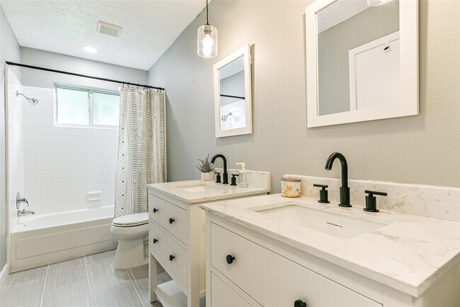 Building Photo - 207 Woodvale Dr