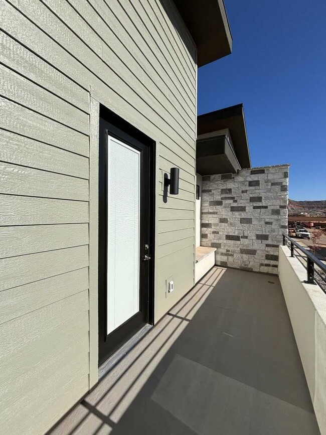 Building Photo - Beautiful Crimson Park Townhome!