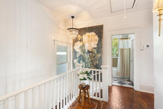 Building Photo - Charming 3 Bedroom Home Near Downtown Savannah with Flex Room & Fenced Yard