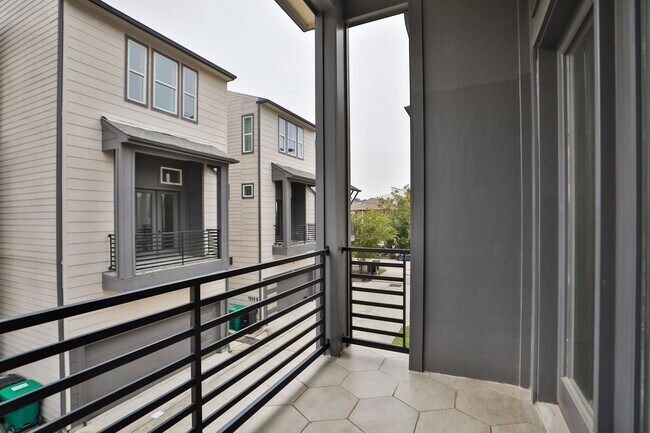 Building Photo - 1537 W 24th St