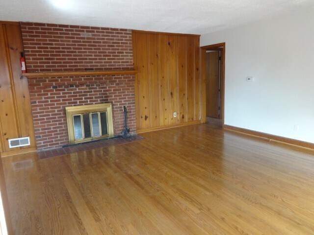 Building Photo - NICE  3BR RAMBLER CLOSE TO NIH