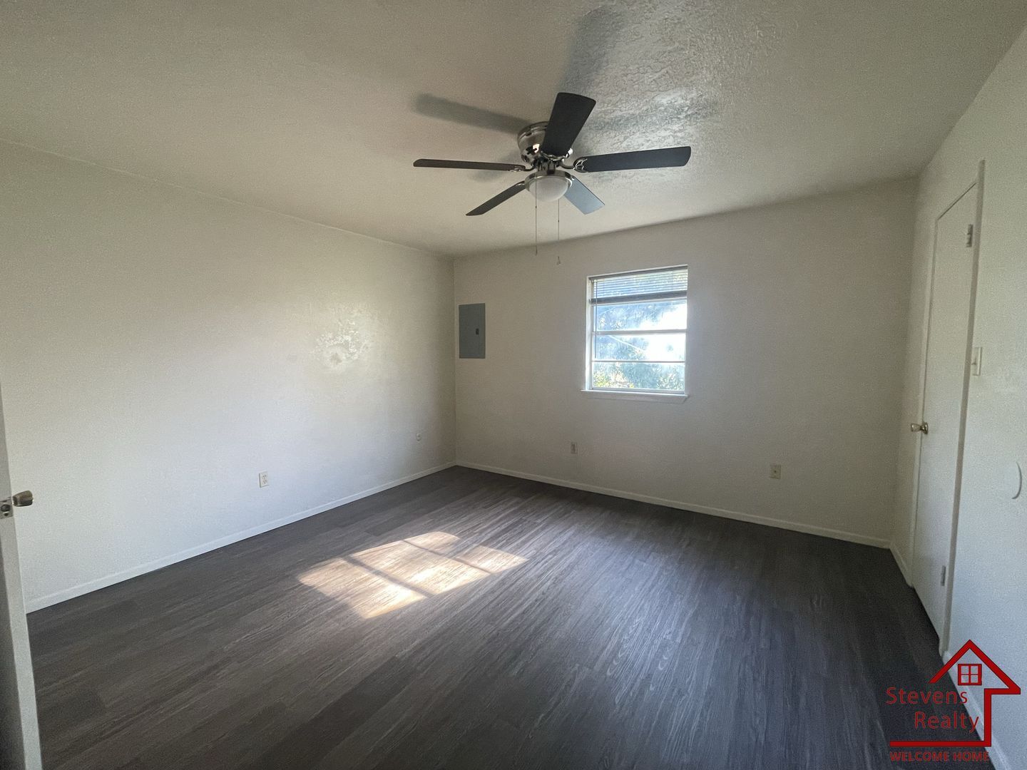 Building Photo - 1502 NW Kingsbury Ave