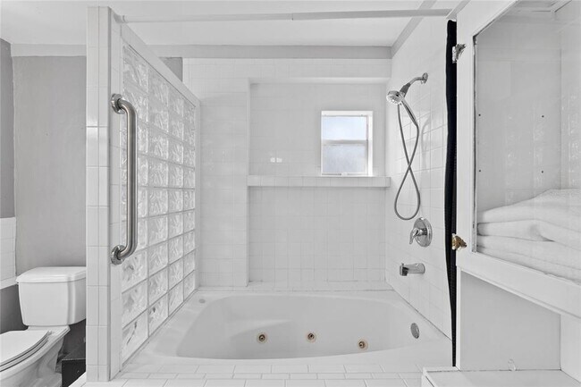 Building Photo - 515 Crystal Beach Ave
