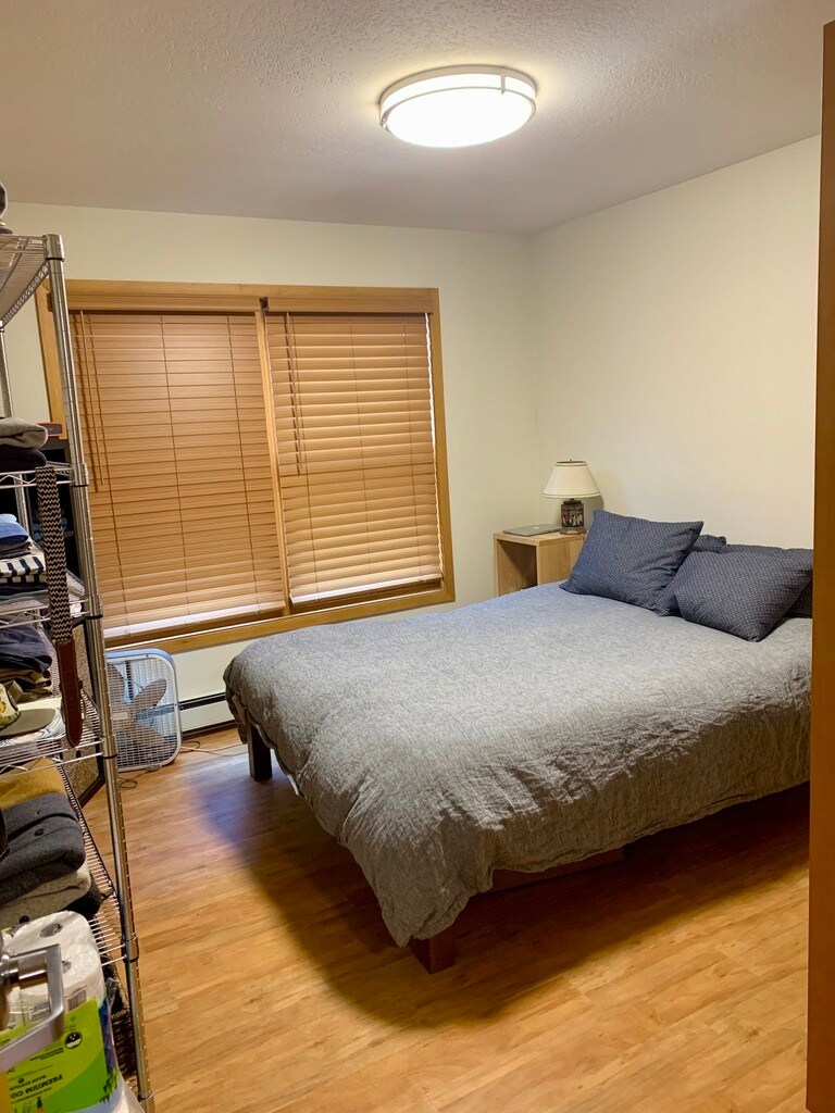 Building Photo - 2050 St Clair Ave