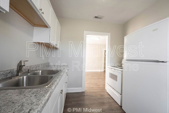 Building Photo - 5045 E 10th St