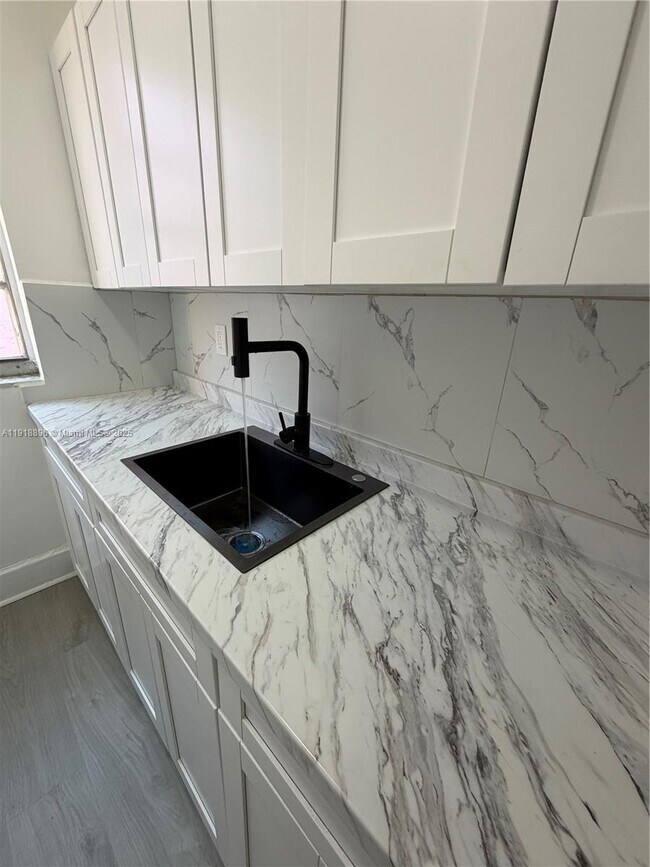 Building Photo - 1560 SW 5th St