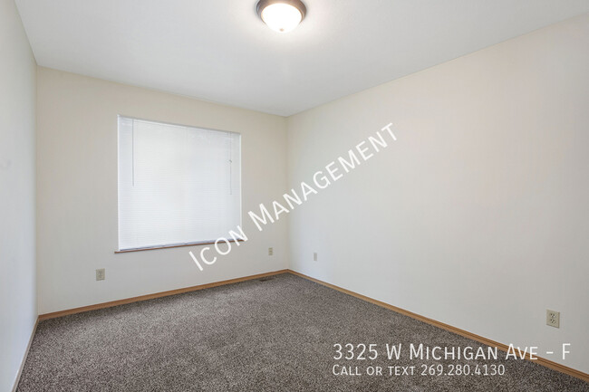 Building Photo - SPACIOUS TOWNHOME in PRIME WMU AREA!