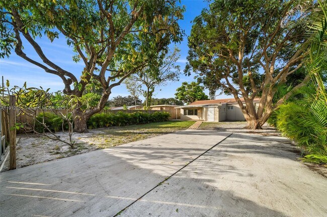 Building Photo - 2410 Coolidge St