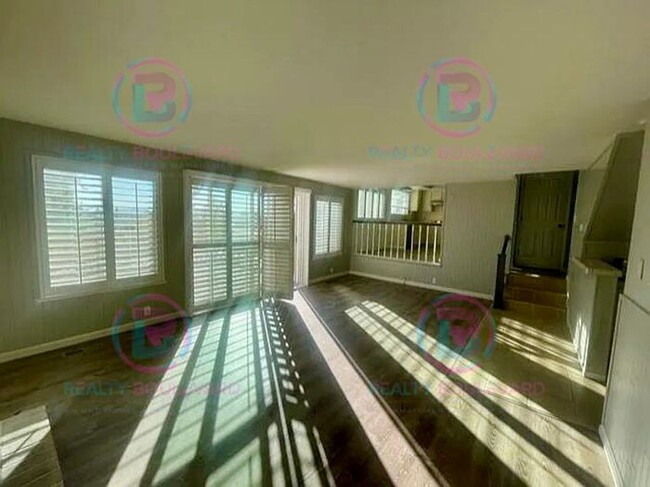 Building Photo - Spacious 4-bedroom, 3-bath home located in...