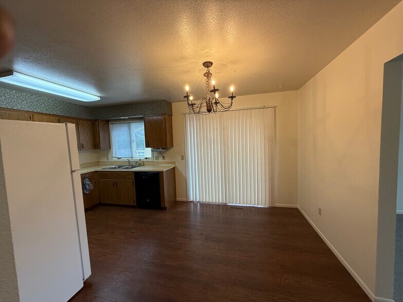 dining room - 3091 Saint Johns Ave