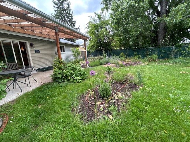 Building Photo - 3 Bedroom single level home w/garage AND free landscaping