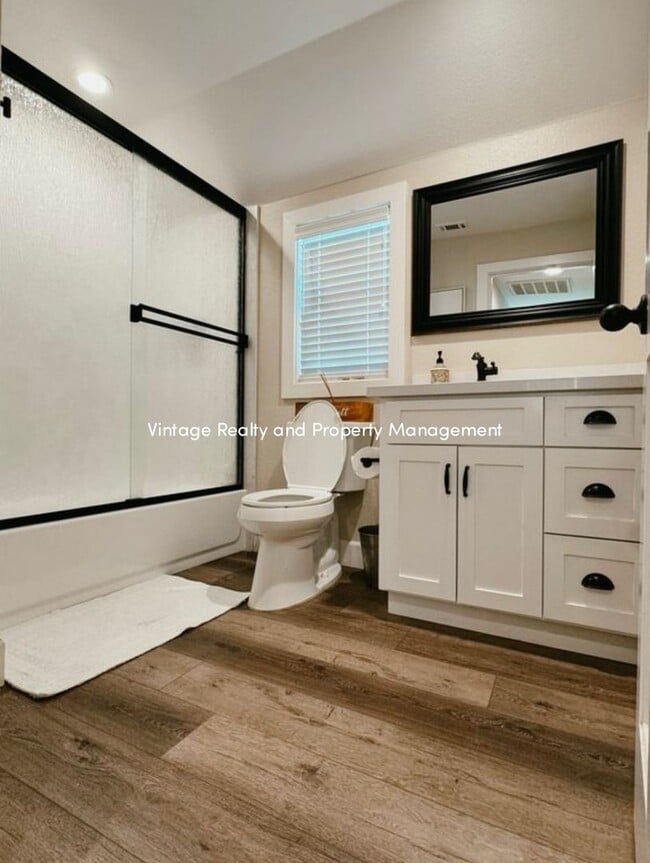 Building Photo - Available Soon! Charming Updated 2 Bed / 2...