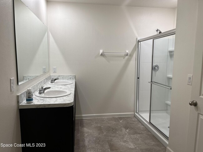 Building Photo - 388 Guinevere Dr SW