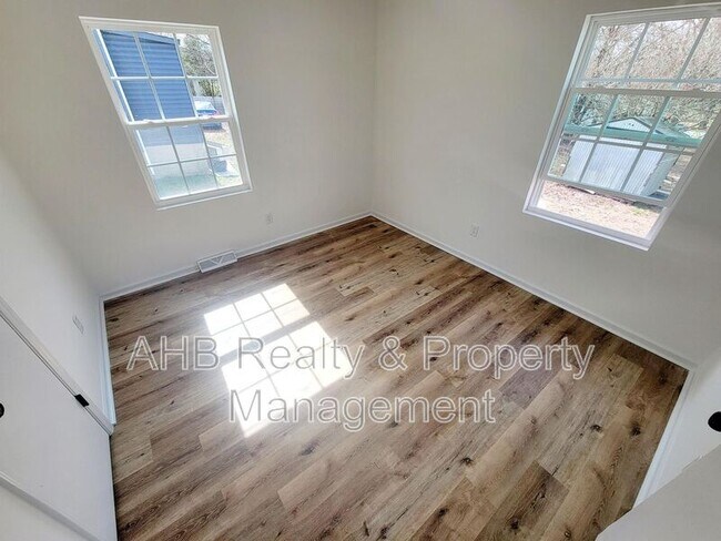 Building Photo - 709 Maryland Ave