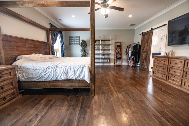 Building Photo - 918 Woodford Cv E