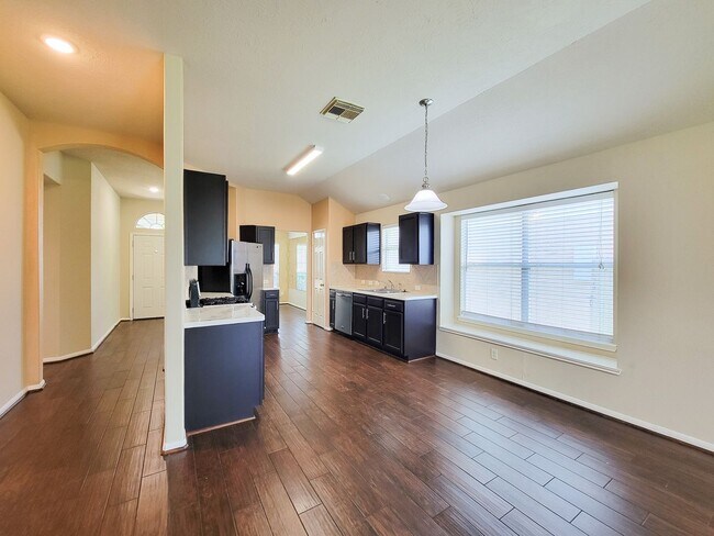 Building Photo - BEAUTIFUL 3 BEDROOM 2 BATH WITH WOOD TILE THROUGHOUT THE HOUSE!