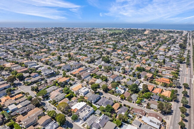 one mile to beach - 3525 N Poinsettia Ave