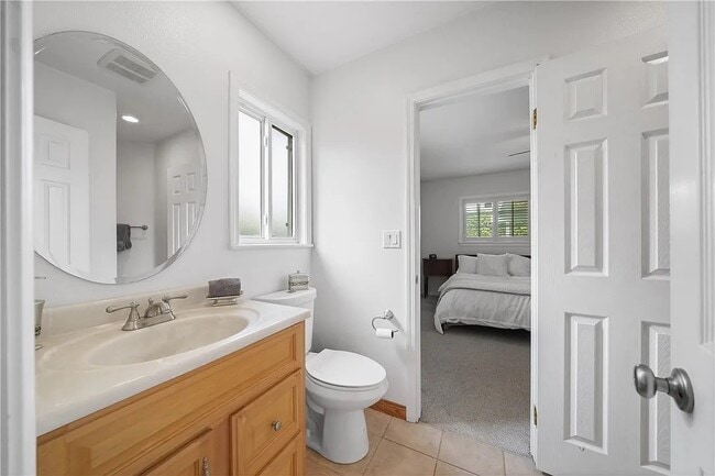 Building Photo - 329 E Everett Pl