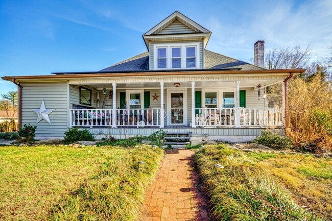 Building Photo - 4 Bed • 2 Bath Furnished Home – Utilities Included
