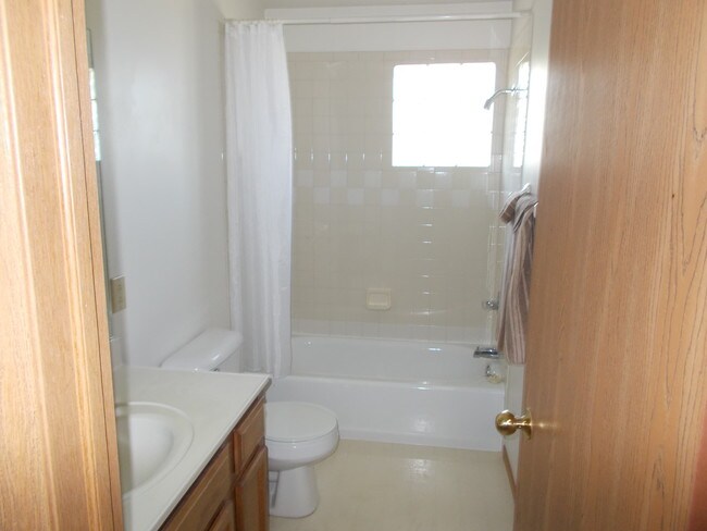 Main Bath - 2015 Sterling Ct