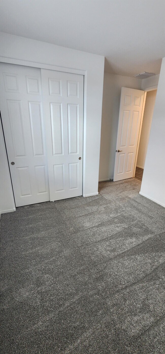 Building Photo - 7822 S Wolf Creek Dr