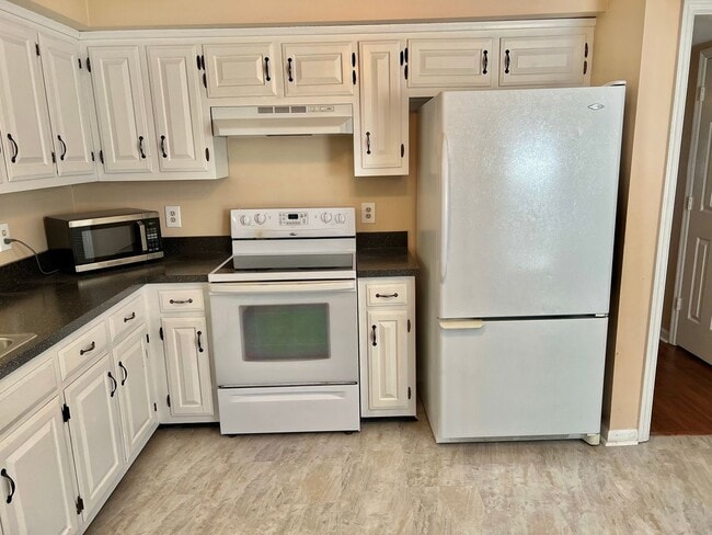 Building Photo - 2 Bed/ 1.5 Bath - Townhome in Cool Springs