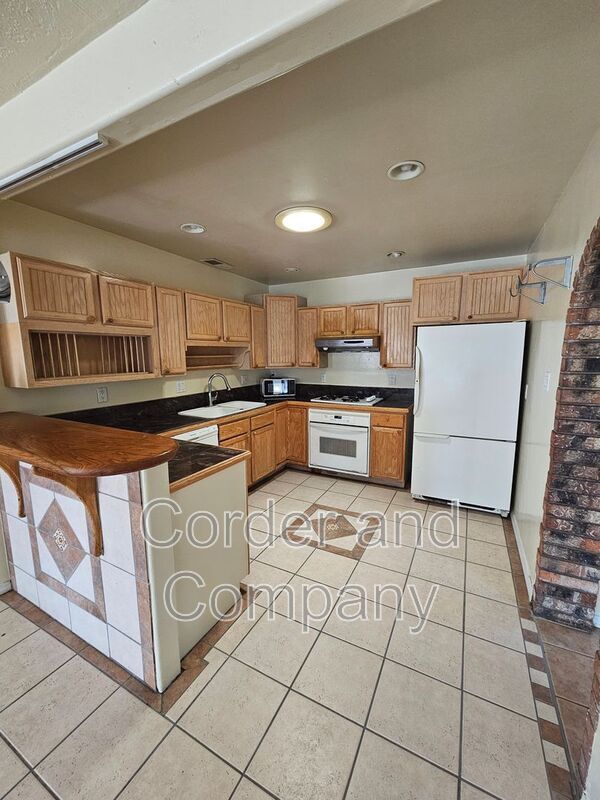 Building Photo - 2461 Consuelo Ln NW