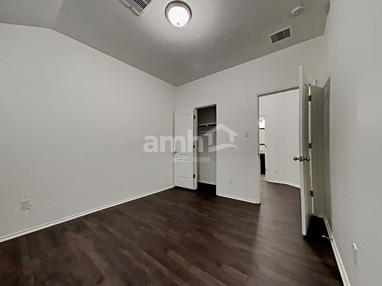 Building Photo - 2567 Riverway Dr