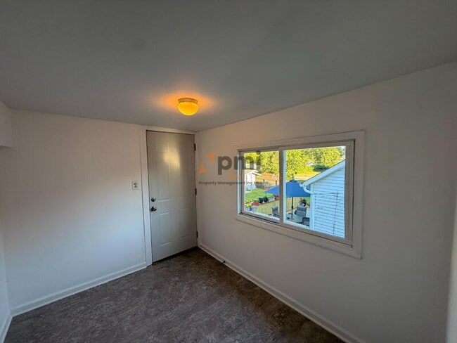 Building Photo - 669 Lake St