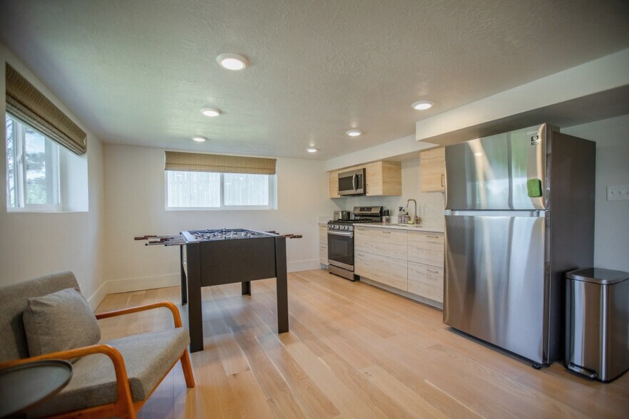 Building Photo - 160 W 1600 S