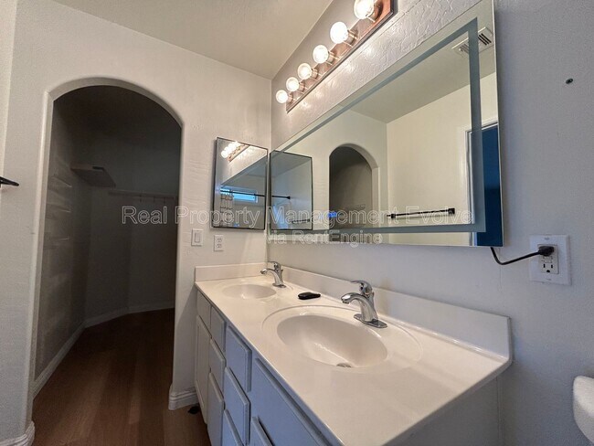 Building Photo - 4926 E Whitehall Dr