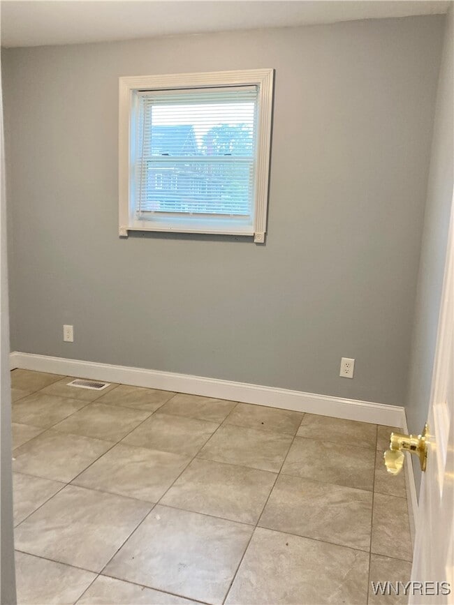 Building Photo - 143 Cottage St