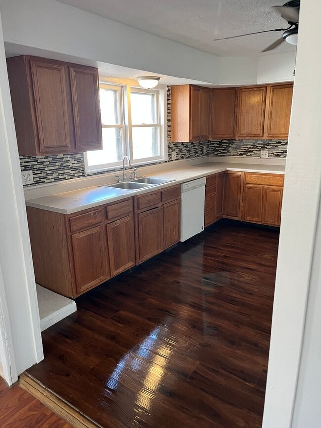 Building Photo - Great 2br/2ba home with large yard and large bonus room!