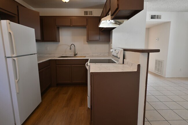 Building Photo - 2 Bedroom Apartment -Las Vegas -NO PETS -1...