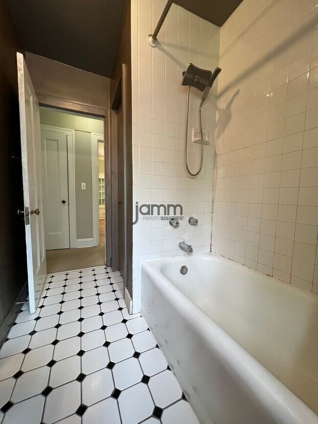 Building Photo - 3232 Clarendon Rd