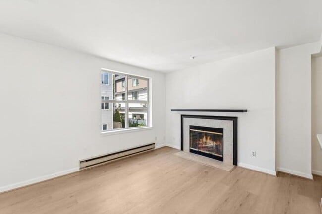 Building Photo - 2 bedroom in Seattle WA 98109